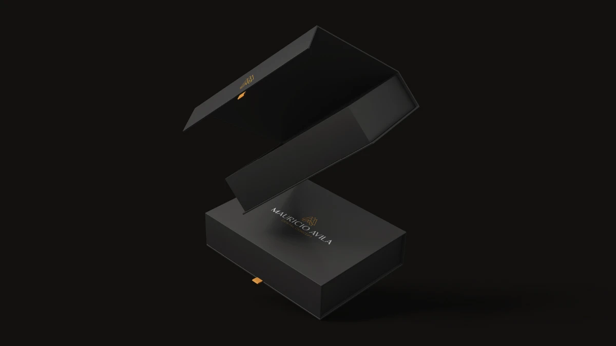 Logotipo aplicado em caixa de brindes para Mauricio Avila Dental Concept especialista em odontologia estética