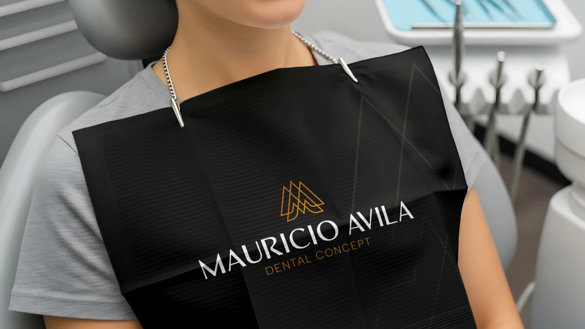 Aplicação de marca em guardanapo babador identidade visual Maurício Avila